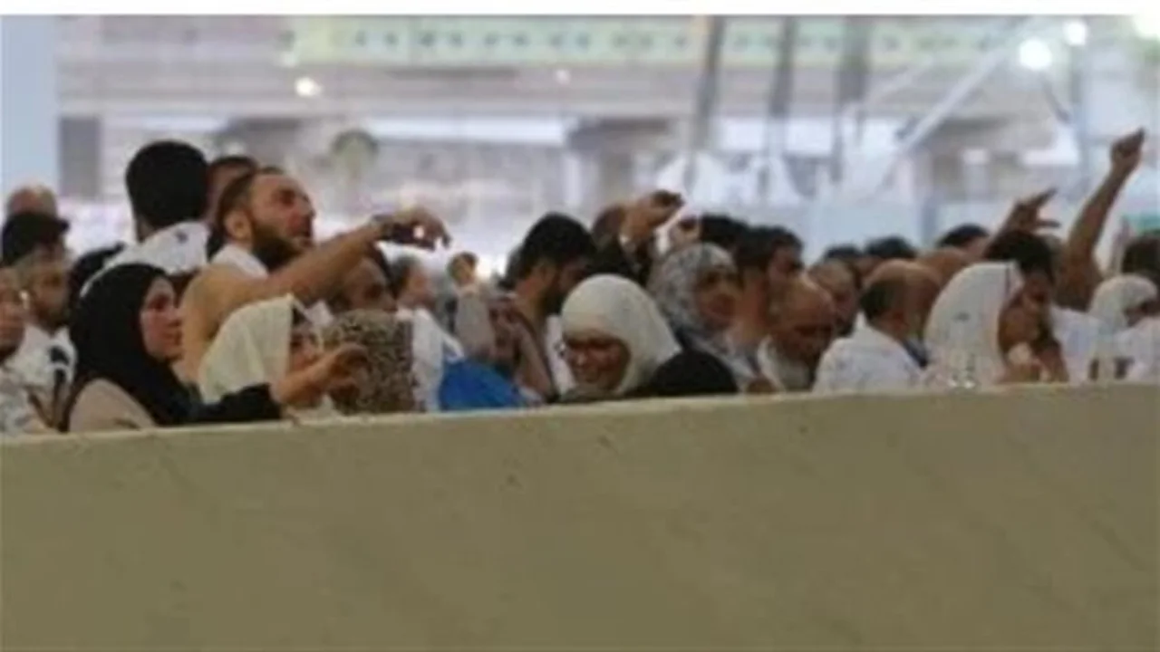 تدفق هائل.. ضيوف الرحمن يبدأون رمي جمرة العقبة في منى